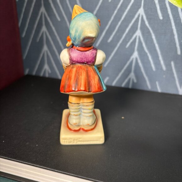 Vintage Hummel Little Helper Figurine TMK6 Goebel Girl with Basket 1980s - Picture 4 of 14